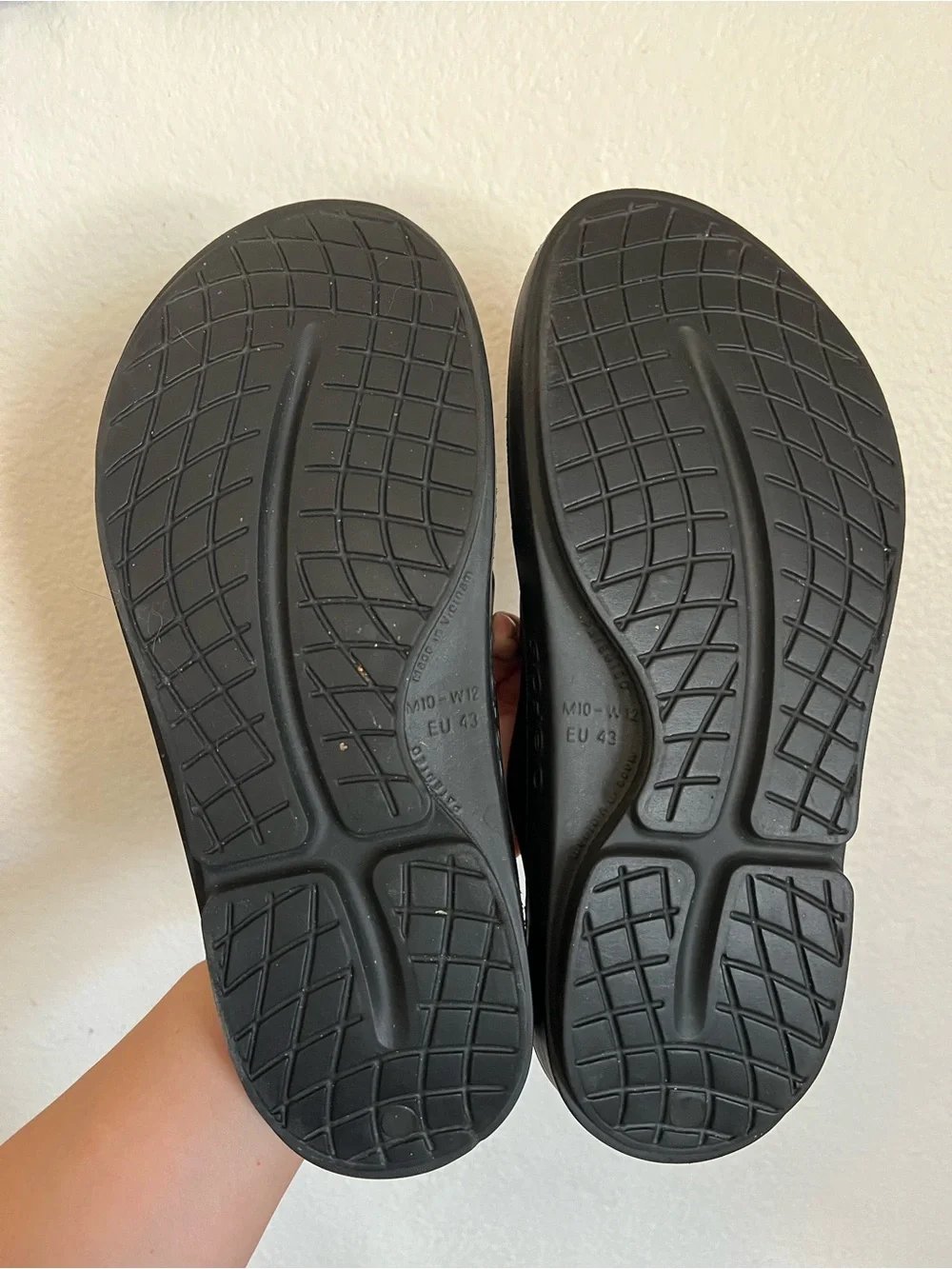 Oofos Original Black Flip Flop Recovery Comfort Sandals Unisex Size M 10 W 12